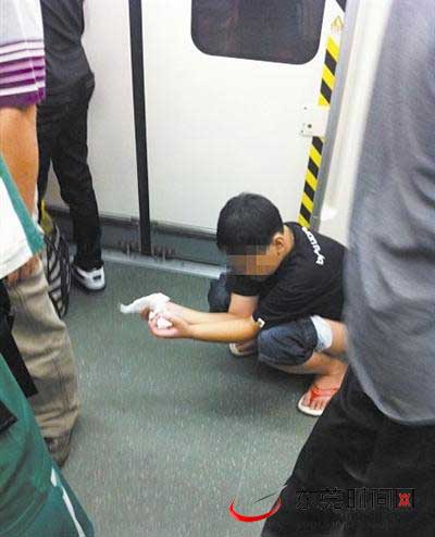广州地铁惊现"大便弟" 被称为"中国式拉屎"