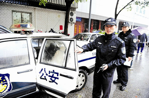 感恩节婴儿生在110警车上 爸爸取名"雨杰"感恩