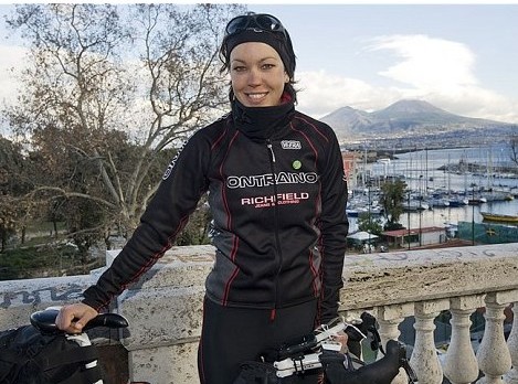 世界第一个骑车环球女子 152天完成系首位