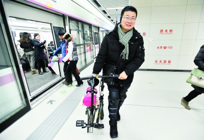 武汉上班族带着折叠自行车坐地铁