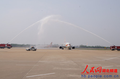 武汉天河机场举行水门仪式庆贺海航成立20年