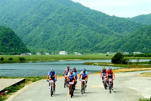 图文:我省首届环大九湖自行车比赛举行