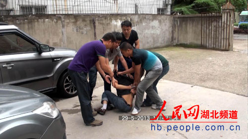 考生家长围堵老师图片