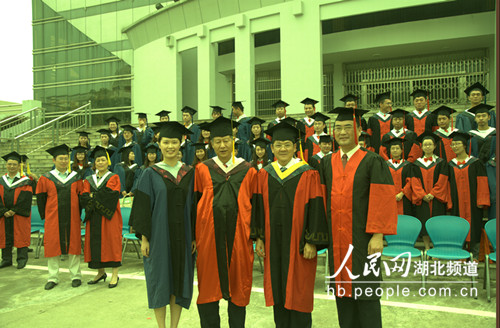 考生家长围堵老师图片