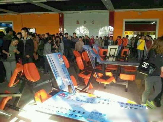 河北廊坊数百学生不满校园管理打砸食堂抗议(