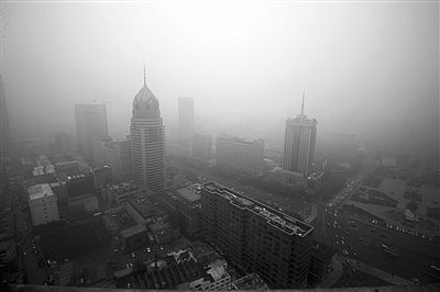 霧霾：“東北霧霾，孩子問是世界末日嗎﹔長沙霧霾辣得嗆眼睛﹔天津供暖首日霧霾襲城……”在剛剛過去的10月裡，“霧霾”成為熱門詞匯。
