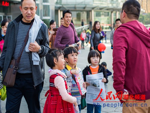 武汉一幼儿园孩子街头卖报 掰指头算数找零钱