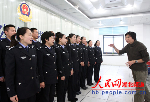 荆门市公安局警官合唱团活动侧记:警营里飞出