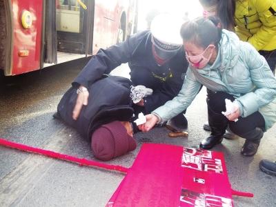 老人晕倒路人伸援手 有人打电话有人擦鼻涕(图)