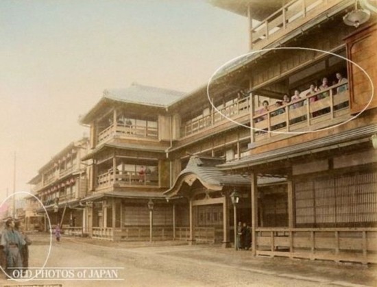 揭密1890年日本妓院:妓女在笼子里等客人挑选