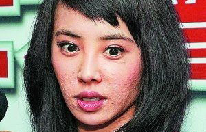 明星素顏照走路上嚇死人