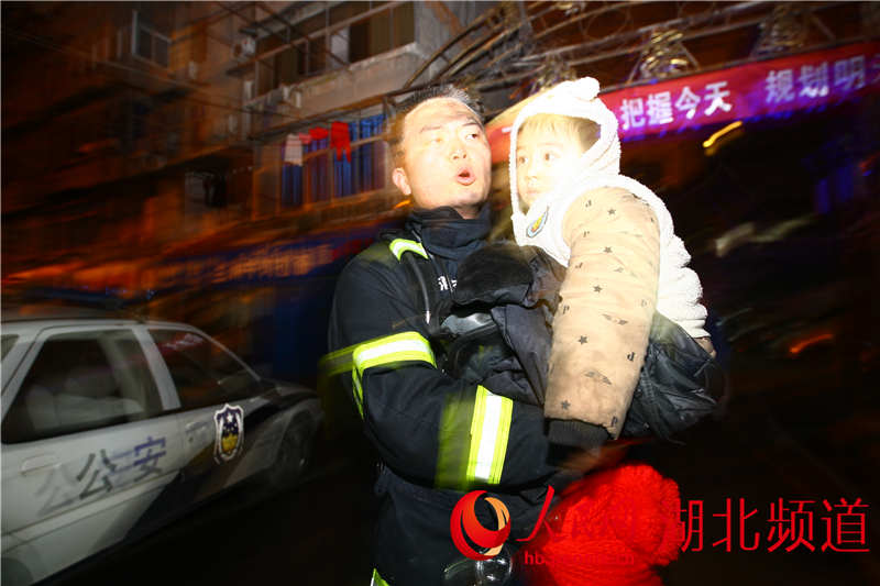 武汉一居民房10楼夜间着火 2岁宝宝被消防员救