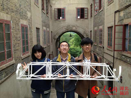 武汉大学学生纸做桥梁 300克纸承重9公斤