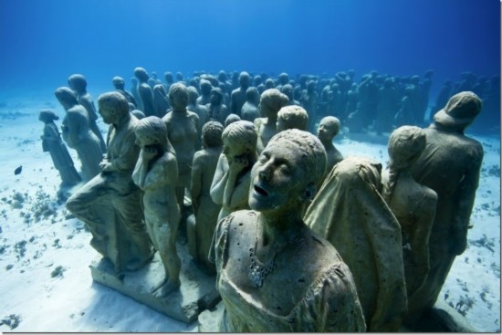 水底惊现神秘人类!