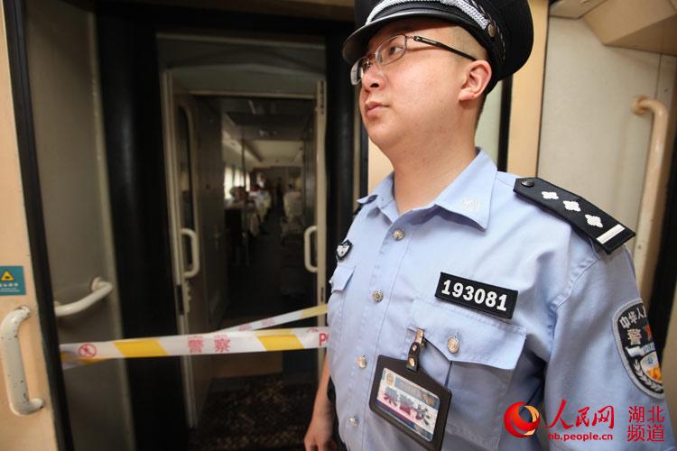 武汉铁路局公安处开展列车反劫持演练(组图)