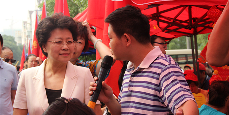 中国社区发展协会会长姜力一行在百步亭社区管委会主任王波陪同下参观百步亭社区
