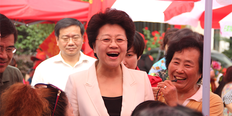 中国社区发展协会会长姜力一行在百步亭社区管委会主任王波陪同下参观百步亭社区