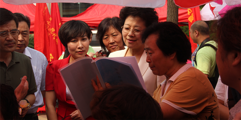 中国社区发展协会会长姜力一行在百步亭社区管委会主任王波陪同下参观百步亭社区