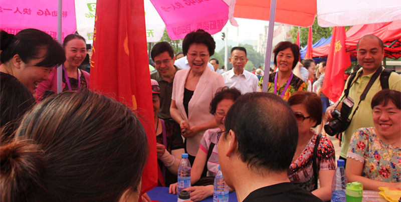 中国社区发展协会会长姜力一行在百步亭社区管委会主任王波陪同下参观百步亭社区