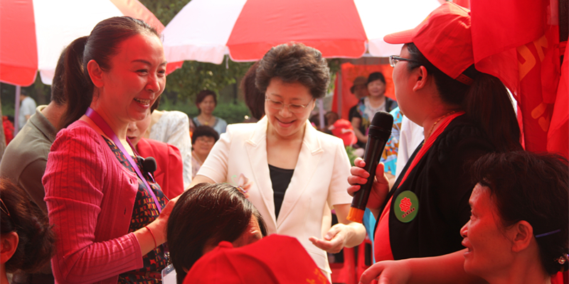 中国社区发展协会会长姜力一行在百步亭社区管委会主任王波陪同下参观百步亭社区