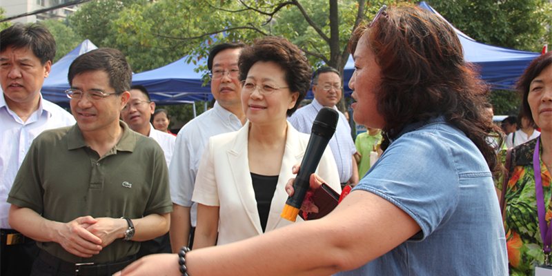 中国社区发展协会会长姜力一行在百步亭社区管委会主任王波陪同下参观百步亭社区