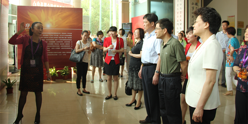中国社区发展协会会长姜力一行在百步亭社区管委会主任王波陪同下参观百步亭社区