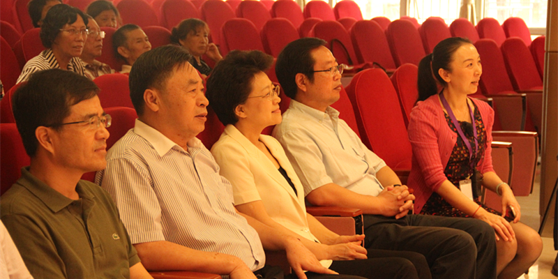 中国社区发展协会会长姜力一行在百步亭社区管委会主任王波陪同下参观百步亭社区