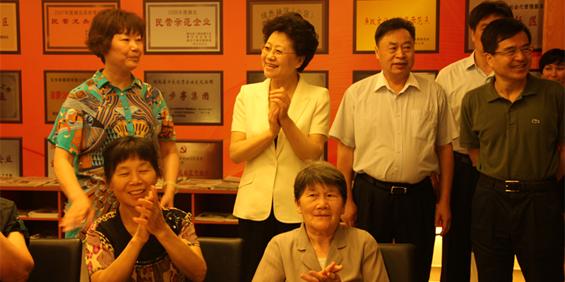 中国社区发展协会会长姜力一行在百步亭社区管委会主任王波陪同下参观百步亭社区