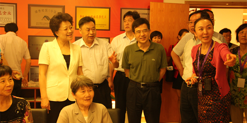 中国社区发展协会会长姜力一行在百步亭社区管委会主任王波陪同下参观百步亭社区