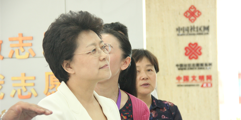 中国社区发展协会会长姜力一行在百步亭社区管委会主任王波陪同下参观百步亭社区
