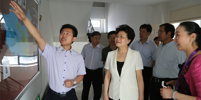 中国社区发展协会会长姜力一行在百步亭社区管委会主任王波陪同下参观百步亭社区