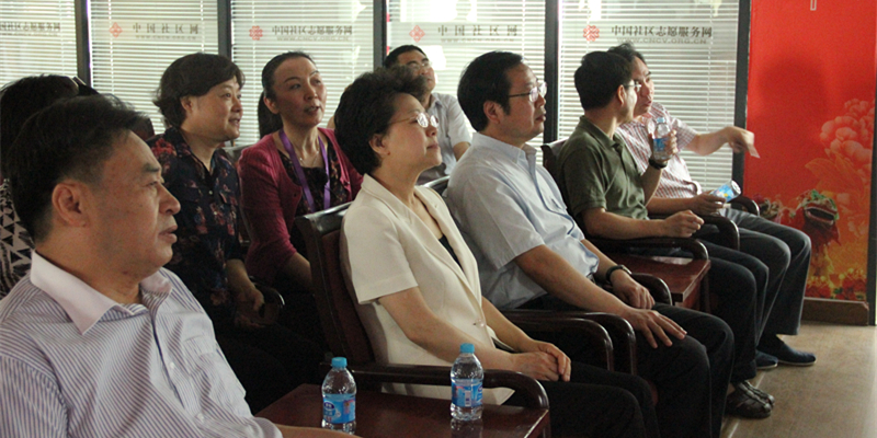 中国社区发展协会会长姜力一行在百步亭社区管委会主任王波陪同下参观百步亭社区