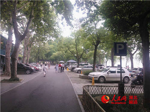 武汉东湖风景区乱象:人行道变停车场 景区成会