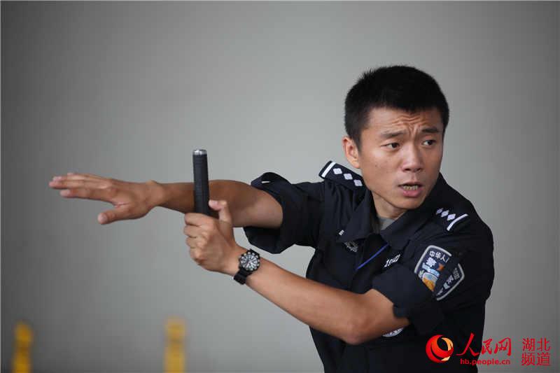 武汉铁路公安处开展送教下基层全员武器警械轮