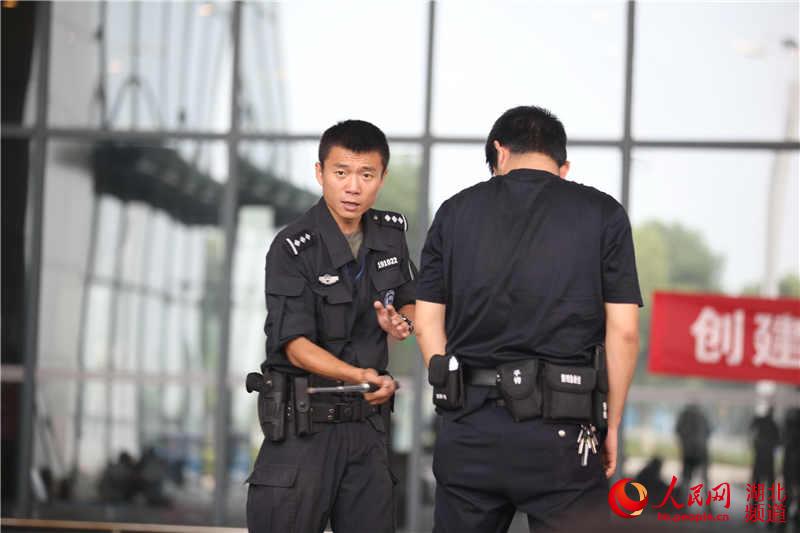 武汉铁路公安处开展送教下基层全员武器警械轮