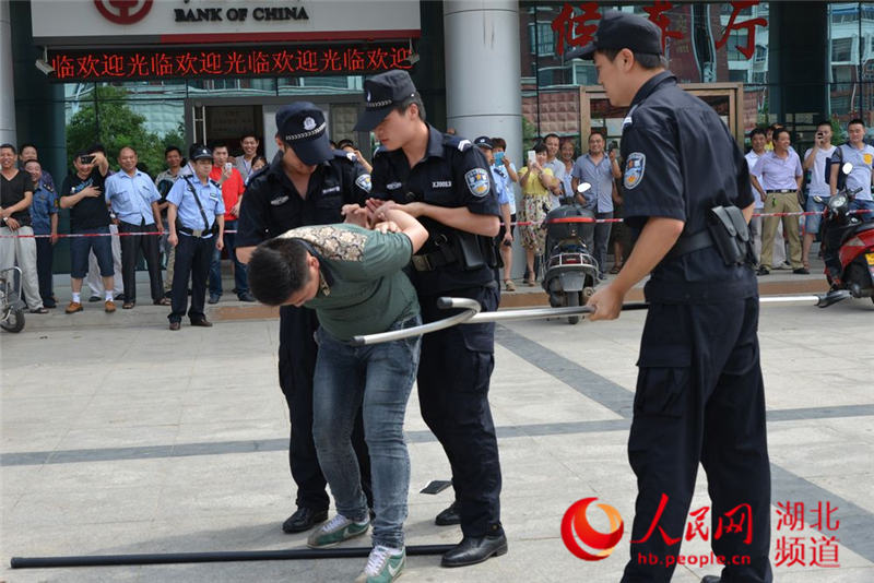 广水反恐防暴应急演练 12分钟制伏歹徒