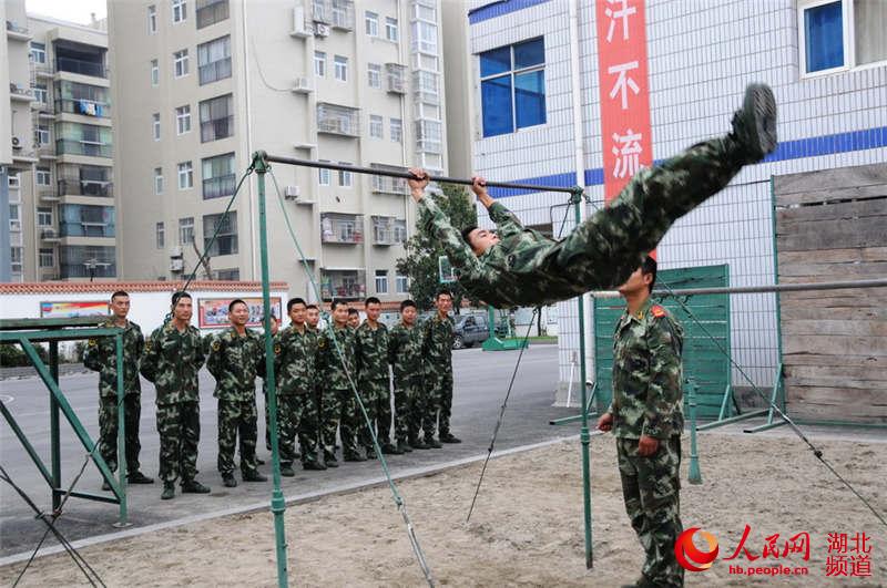 高清组图:湖北郧县消防合同兵上阵提升战力
