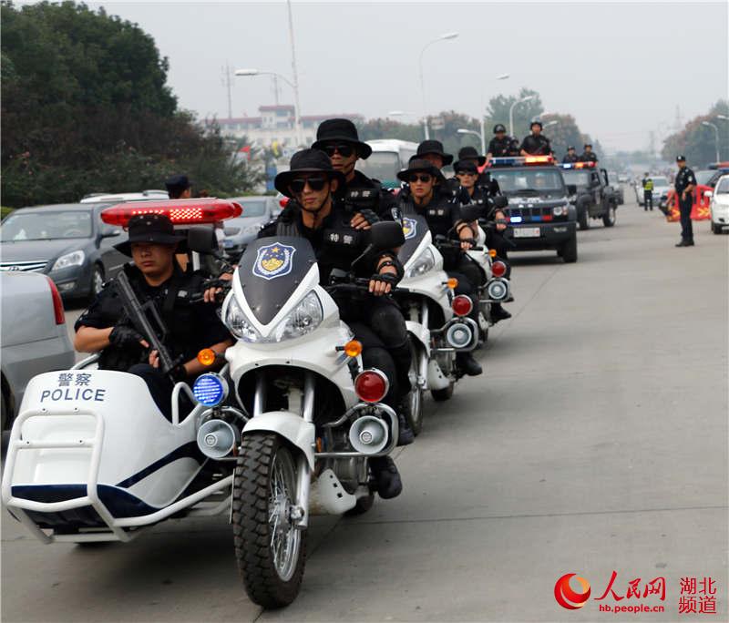 襄阳市公安局特警支队举办武装巡逻新装备启用