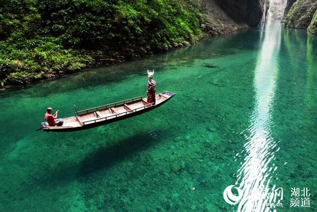 湖北鹤峰屏山峡谷水质清澈船似浮空中