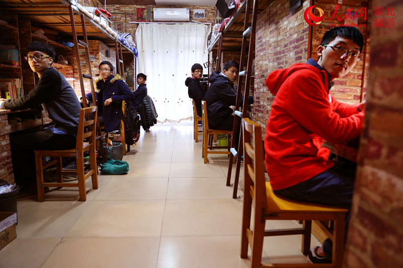 武汉工商学院学生寝室变身咖啡厅引围观点赞
