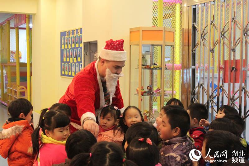 外国留学生扮圣诞老人为中国小朋友送礼物