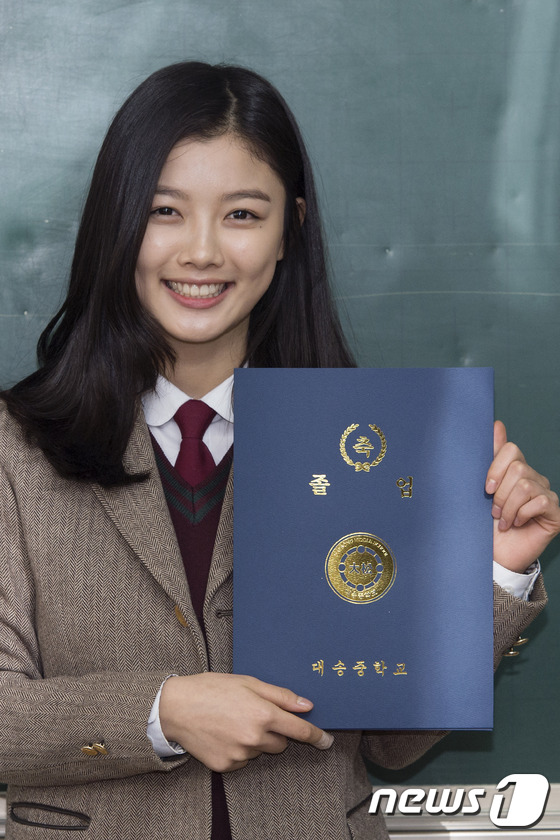 金裕贞参加毕业典礼笑容灿烂 16岁已出道11年