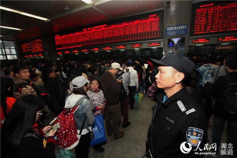 4月4日,武昌火车站,铁路民警关注售票厅购票秩