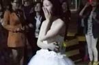 女孩穿婚纱向男生求婚