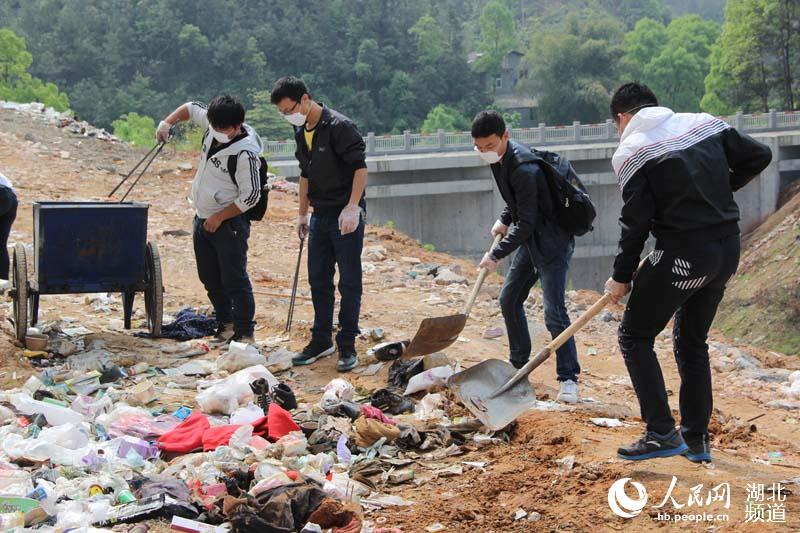 恩施大学生树立环保意识 拒做渣男渣女