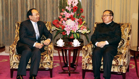 2010年12月7，中國進出口銀行行長李若谷與湖北省省委書記李鴻忠親切交談