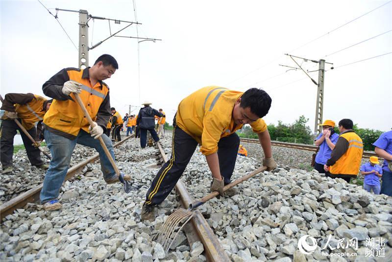 湖北当阳:降雨影响铁路路基下沉 铁路部门紧急