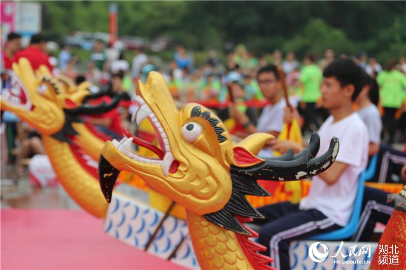 湖北秭归:首划旱地龙舟赛 吸引万余市民围观(图)