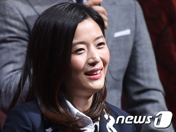 《暗杀》举行电影发布会 全智贤深色套装尽显