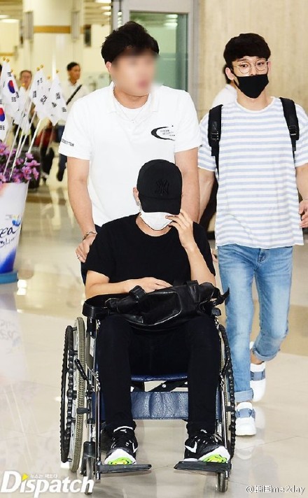 EXO成员都暻秀受伤坐轮椅回国 SM TOWN日